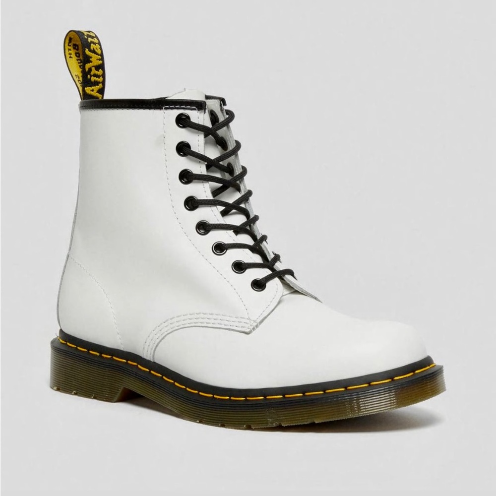 NWOT - 1460 SMOOTH LEATHER LACE UP BOOTS DR. MARTENS